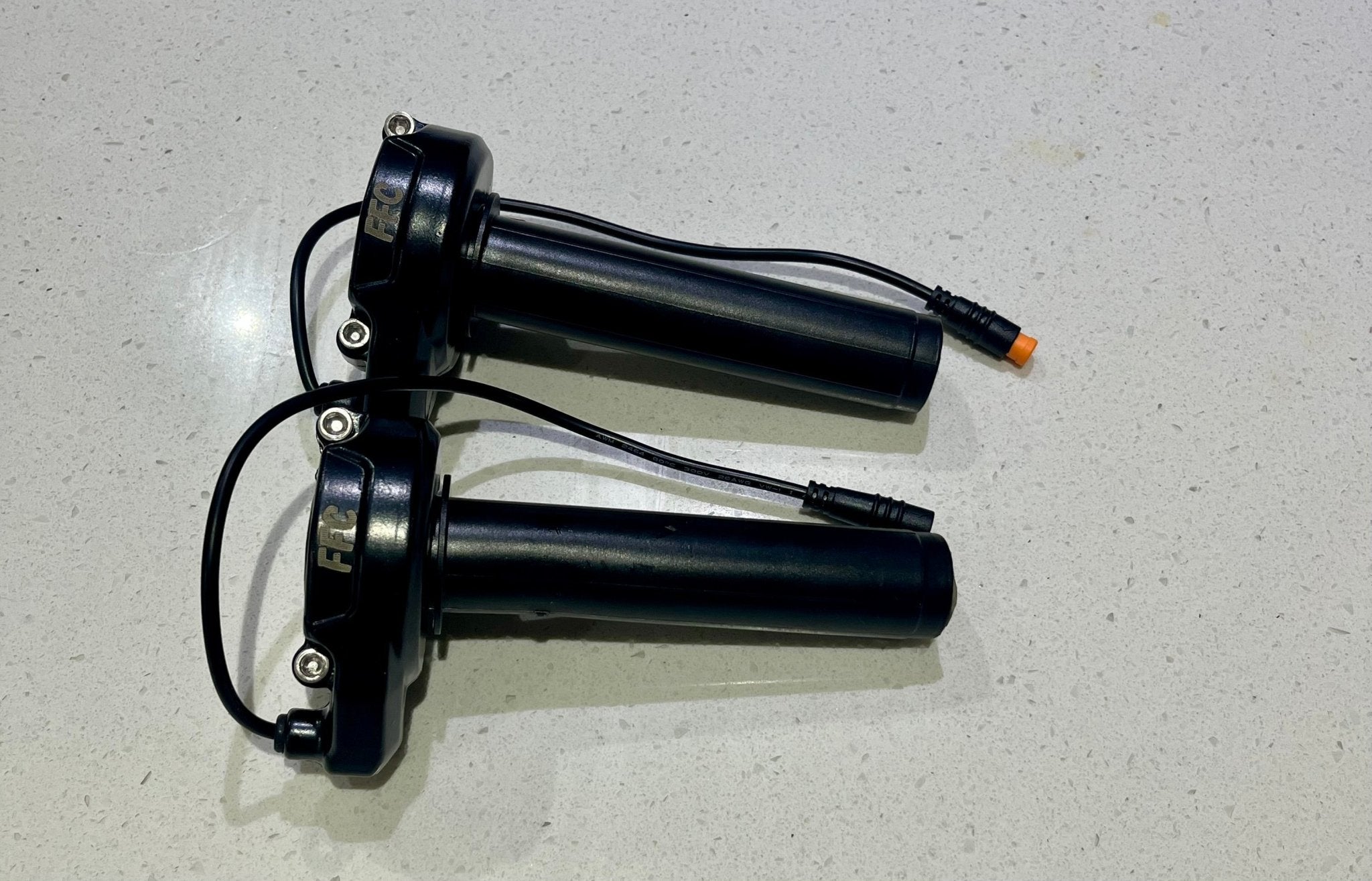 Black Plug and play Surron throttle 3pin. - ff customz