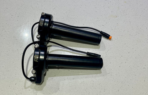 Black Plug and play Surron throttle 3pin. - ff customz