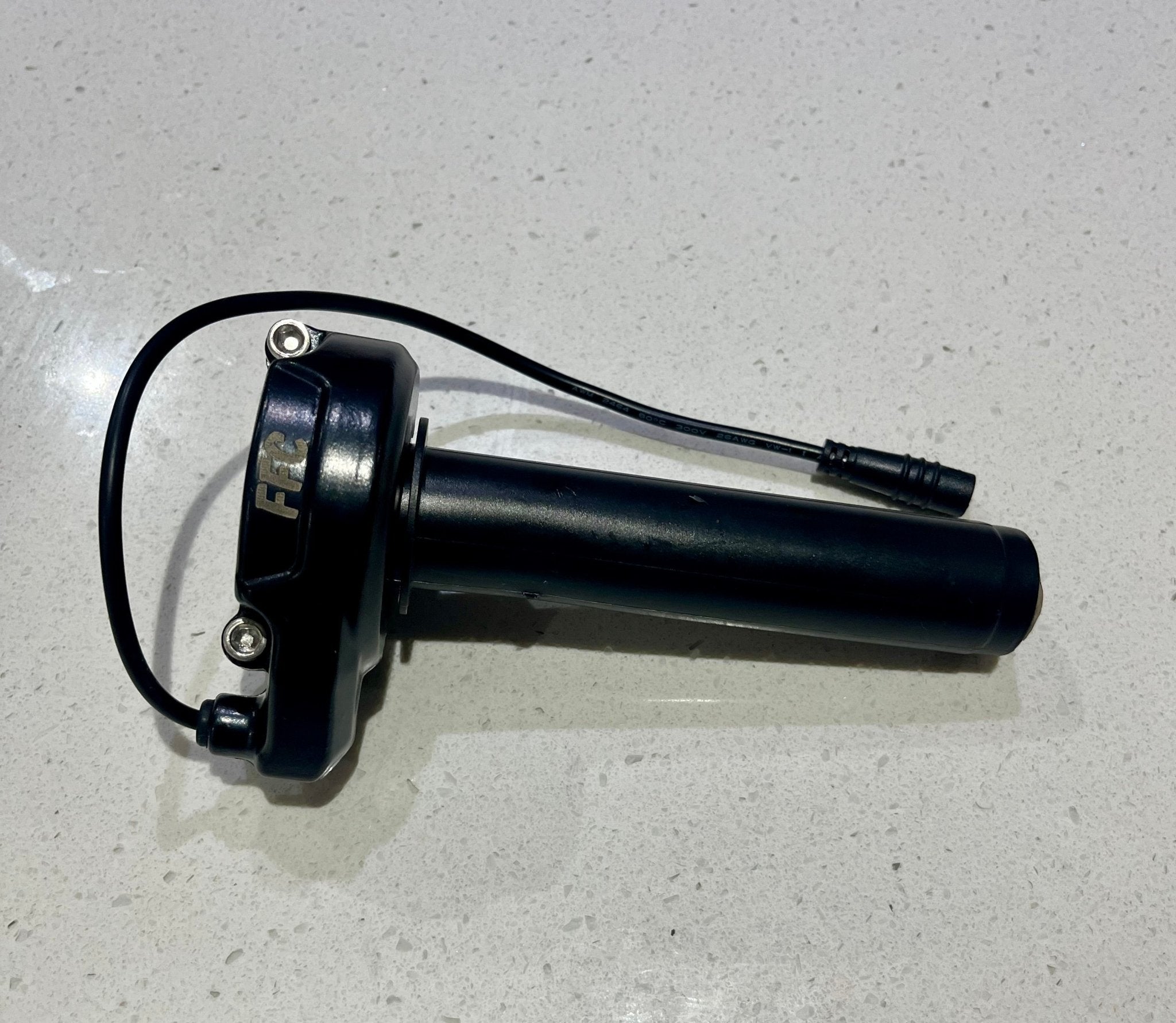 Black Plug and play Surron throttle 3pin. - ff customz